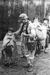 旧満州からやっと日本にたどり着き、引揚援護局の荷物検査場へ向かう子どもたち　1946年7月、京都・舞鶴
