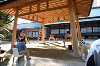 住吉神社境内の相撲朝稽古風景